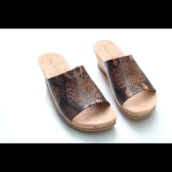 NWOT Bare traps wedges - Picture 2 of 10